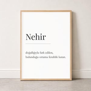 Puede incluir: Impresión enmarcada con el nombre "Nehir" en fuente negra minimalista. Debajo, una definición en turco. El marco es marrón claro y el fondo blanco.