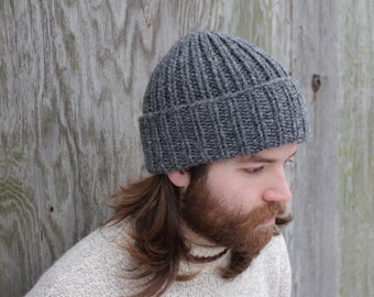 Le bonnet côtelé, 100 % laine, tricoté à la main au Canada avec de la laine canadienne