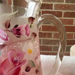 Handbemalter Milchkrug aus rosa Glas mit 4 Gläsern. Bemalt mit einem floralen Motiv mit rosa Rosen und weißen Füllblumen. Tolles Geschenk Bild 6