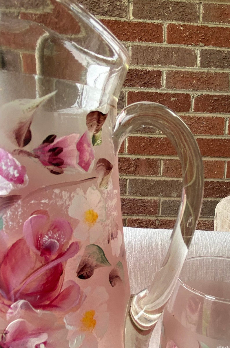 Handbemalter Milchkrug aus rosa Glas mit 4 Gläsern. Bemalt mit einem floralen Motiv mit rosa Rosen und weißen Füllblumen. Tolles Geschenk Bild 6