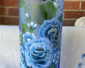 Handbemalte 10-Zoll-Vase aus mattblauem Glas mit zartblauen Rosen. Wäre ein wunderbares Geschenk zum Muttertag oder zu jedem anderen Anlass