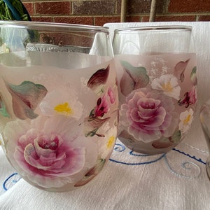 Handbemalter Milchkrug aus rosa Glas mit 4 Gläsern. Bemalt mit einem floralen Motiv mit rosa Rosen und weißen Füllblumen. Tolles Geschenk Bild 3