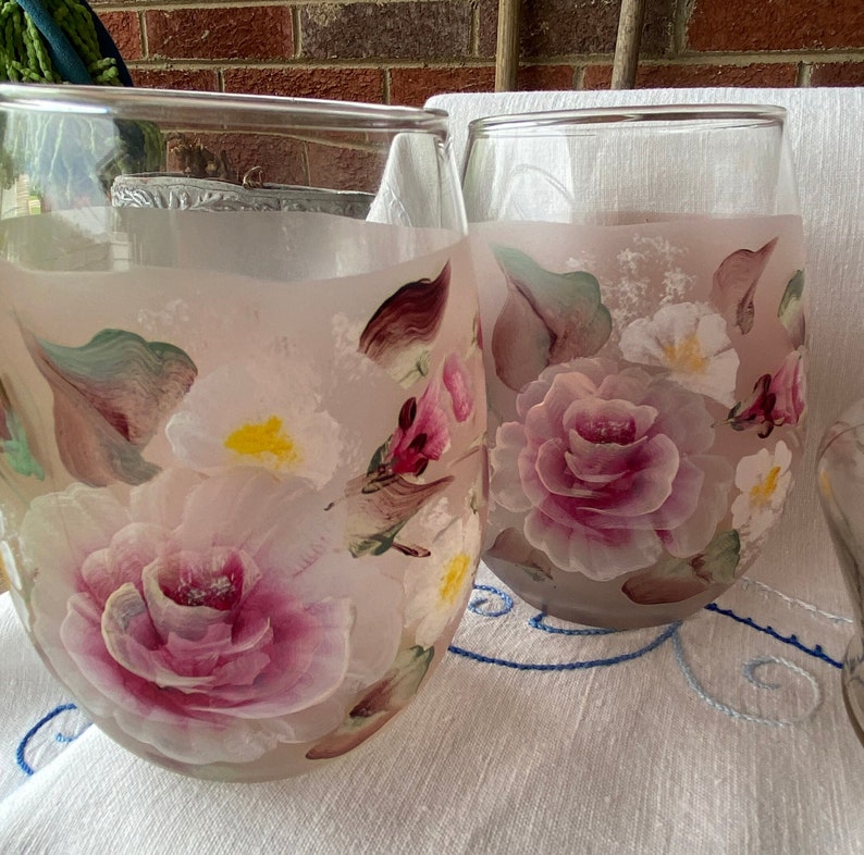 Handbemalter Milchkrug aus rosa Glas mit 4 Gläsern. Bemalt mit einem floralen Motiv mit rosa Rosen und weißen Füllblumen. Tolles Geschenk Bild 3