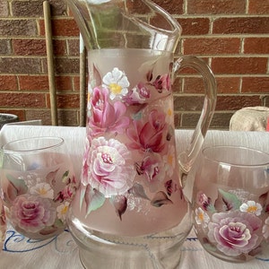 Handbemalter Milchkrug aus rosa Glas mit 4 Gläsern. Bemalt mit einem floralen Motiv mit rosa Rosen und weißen Füllblumen. Tolles Geschenk Bild 2