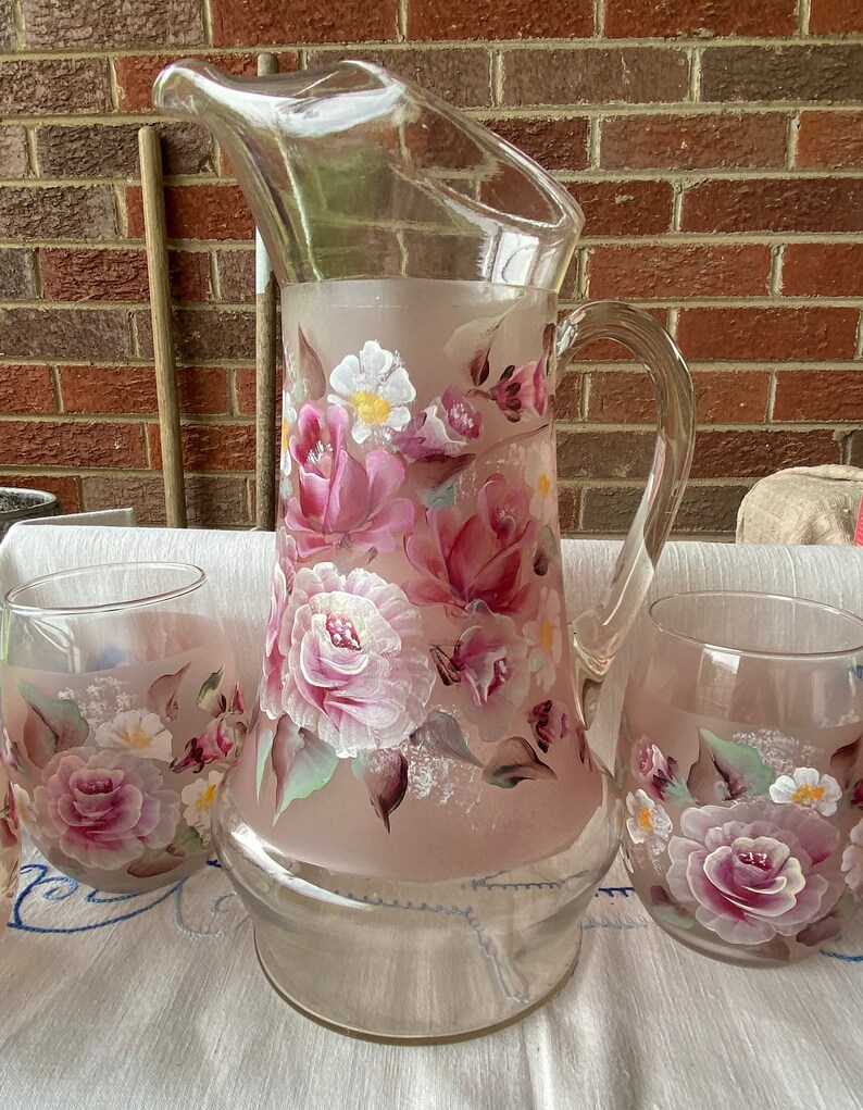 Handbemalter Milchkrug aus rosa Glas mit 4 Gläsern. Bemalt mit einem floralen Motiv mit rosa Rosen und weißen Füllblumen. Tolles Geschenk Bild 2