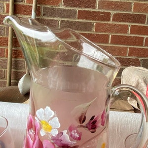 Handbemalter Milchkrug aus rosa Glas mit 4 Gläsern. Bemalt mit einem floralen Motiv mit rosa Rosen und weißen Füllblumen. Tolles Geschenk Bild 7