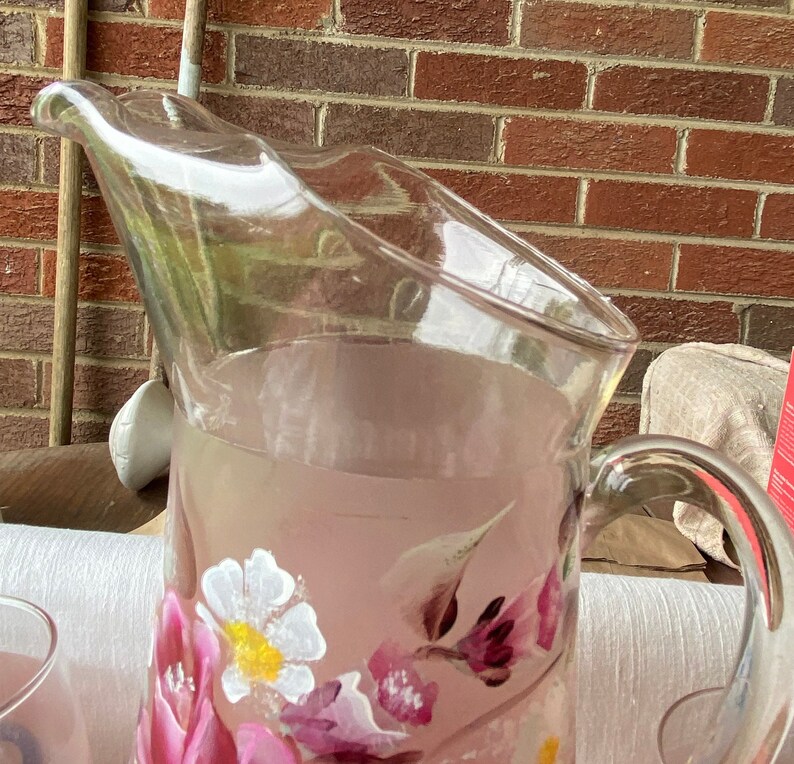 Handbemalter Milchkrug aus rosa Glas mit 4 Gläsern. Bemalt mit einem floralen Motiv mit rosa Rosen und weißen Füllblumen. Tolles Geschenk Bild 7