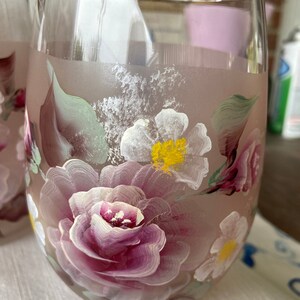 Handbemalter Milchkrug aus rosa Glas mit 4 Gläsern. Bemalt mit einem floralen Motiv mit rosa Rosen und weißen Füllblumen. Tolles Geschenk Bild 8