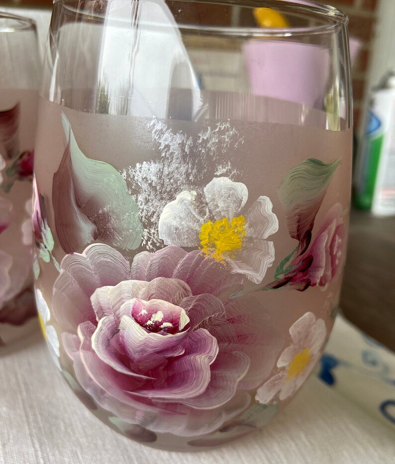 Handbemalter Milchkrug aus rosa Glas mit 4 Gläsern. Bemalt mit einem floralen Motiv mit rosa Rosen und weißen Füllblumen. Tolles Geschenk Bild 8