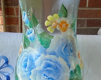 Handbemalte, zartgrüne Milchglasvase mit blauen Rosen und Blumen. Wäre ein tolles Geschenk zum Muttertag oder ein Geschenk für jeden Anlass