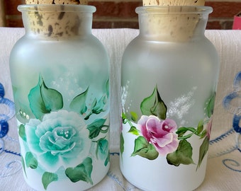 Handbemalter Glasbehälter mit passendem, sich verjüngendem Korken. 2 Farben zur Auswahl. Wundervolles Muttertagsgeschenk.