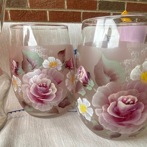 Handbemalter Milchkrug aus rosa Glas mit 4 Gläsern. Bemalt mit einem floralen Motiv mit rosa Rosen und weißen Füllblumen. Tolles Geschenk Bild 4