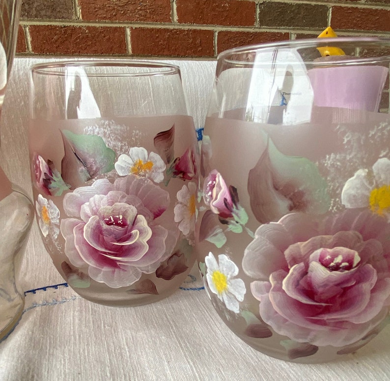 Handbemalter Milchkrug aus rosa Glas mit 4 Gläsern. Bemalt mit einem floralen Motiv mit rosa Rosen und weißen Füllblumen. Tolles Geschenk Bild 4