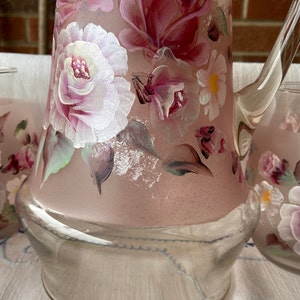Handbemalter Milchkrug aus rosa Glas mit 4 Gläsern. Bemalt mit einem floralen Motiv mit rosa Rosen und weißen Füllblumen. Tolles Geschenk Bild 9