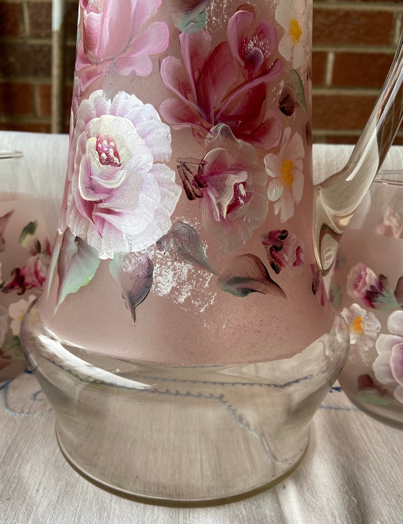 Handbemalter Milchkrug aus rosa Glas mit 4 Gläsern. Bemalt mit einem floralen Motiv mit rosa Rosen und weißen Füllblumen. Tolles Geschenk Bild 9