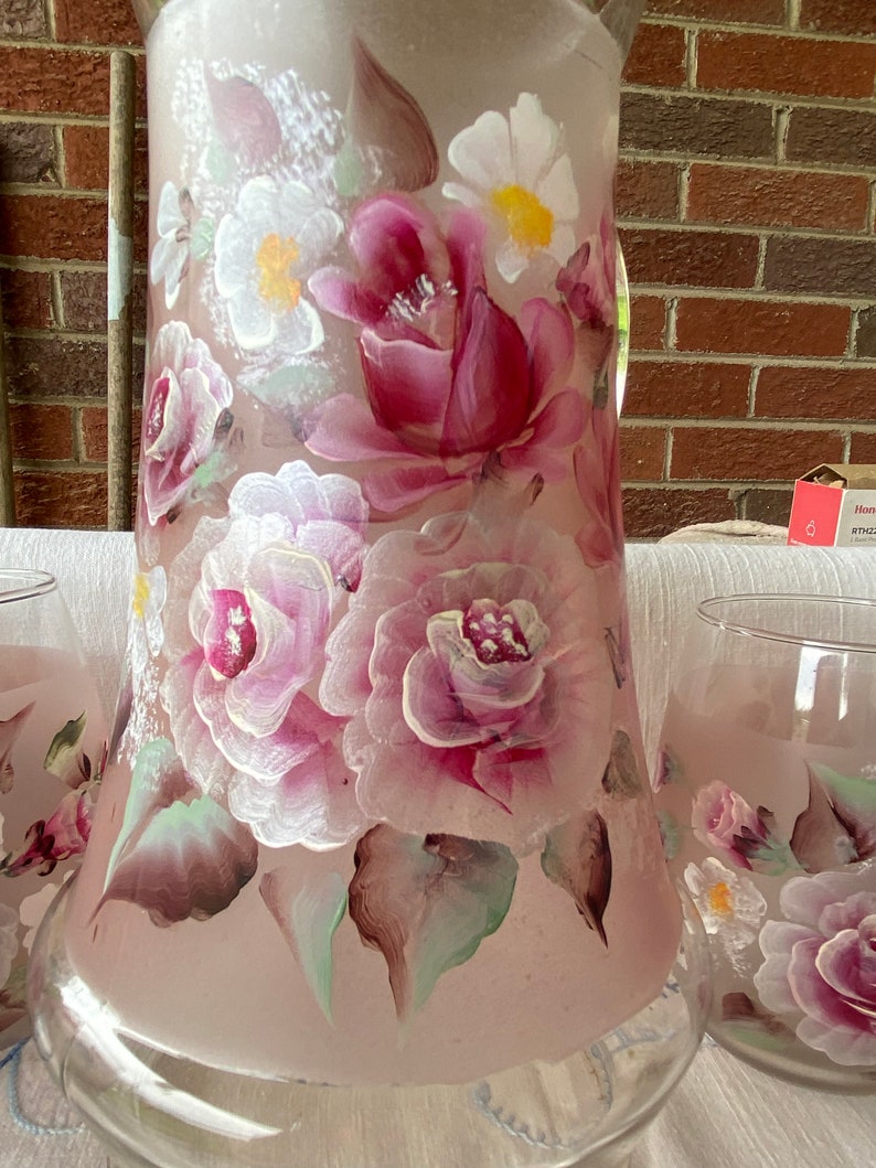 Handbemalter Milchkrug aus rosa Glas mit 4 Gläsern. Bemalt mit einem floralen Motiv mit rosa Rosen und weißen Füllblumen. Tolles Geschenk Bild 5