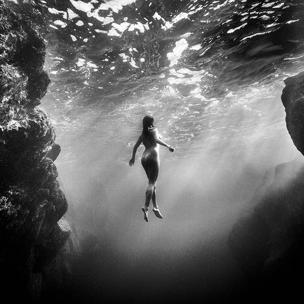 UNDERWATER NUDE 2 // Tirage photo fine art sur support dibond alu - pvc // Photographie sous-marine subaquatique / nu nb noir et blanc