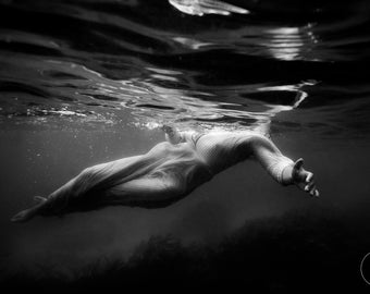 Vrouw onderwater 11 // Fine art fotoprint op dibond aluminium / PVC-steun // Onderwater onderwaterfotografie / zwart-wit