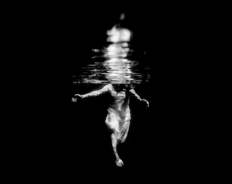 Woman underwater 16 // Tirage photo fine art sur support dibond alu - pvc // Photographie sous-marine subaquatique / nb noir et blanc