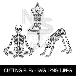 Puede incluir: Ilustración en blanco y negro de tres esqueletos en posturas de yoga. Un esqueleto está sentado en posición de loto, otro está en equilibrio y el tercero está en la postura del perro boca abajo. El texto "CUTTING FILES - SVG | PNG | JPEG" está en la parte inferior.