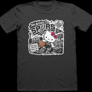 Camiseta Hello Kitty Sanrio Spurs Coyote / Arte de fan de los Spurs / San Antonio NBA / Badtz Maru Keroppi Kuromi Pochacco 100% algodón hilado en anillo imagen 8