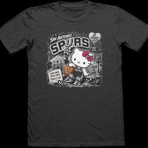 Camiseta Hello Kitty Sanrio Spurs Coyote / Arte de fan de los Spurs / San Antonio NBA / Badtz Maru Keroppi Kuromi Pochacco 100% algodón hilado en anillo imagen 9