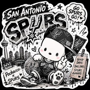 Puede incluir: Gr&aacute;fico en blanco y negro con un personaje de dibujos animados con uniforme y gorra de los Spurs, sosteniendo un bal&oacute;n de baloncesto. La imagen incluye el texto "San Antonio Spurs", "Go Spurs Go!" y "Pochacco x Spurs."