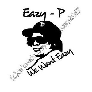 Puede incluir: Silueta en blanco y negro de un rapero que lleva una gorra de béisbol con la letra "P" en ella. El texto "Eazy - P" está por encima de la silueta y el texto "We Want Eazy" está por debajo de la silueta.