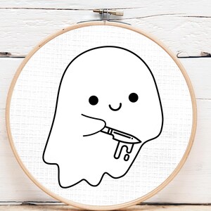 Può includere: Un telaio da ricamo in bianco e nero con un fantasma dei cartoni animati che tiene un coltello. Il fantasma ha una faccia sorridente e gocciola sangue. Il testo "PDF Template Download" è in un cerchio.
