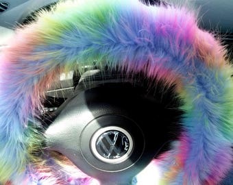 Fuzzy Car Accessories: Set coprivolante arcobaleno