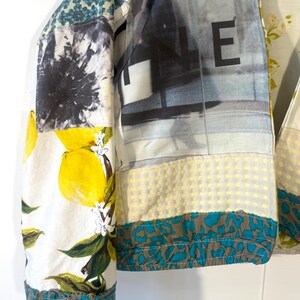 Pode incluir: Uma jaqueta patchwork com v&aacute;rios padr&otilde;es e estampas. A jaqueta apresenta uma estampa de lim&atilde;o, uma estampa de paisagem urbana com a letra "E" e outros desenhos abstratos. As mangas t&ecirc;m uma borda com estampa de leopardo em azul-petr&oacute;leo e marrom.
