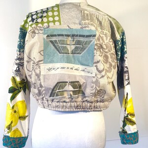 Pode incluir: Casaco curto com design patchwork. O casaco apresenta uma variedade de padr&otilde;es, incluindo florais, bolinhas e estampas de jornal. As mangas t&ecirc;m padr&otilde;es de lim&atilde;o e folhas. O texto "Let us go over to the other side..." &eacute; vis&iacute;vel.