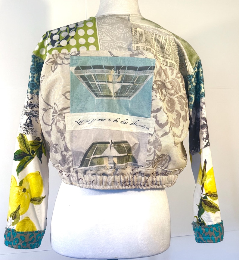 Pode incluir: Casaco curto com design patchwork. O casaco apresenta uma variedade de padr&otilde;es, incluindo florais, bolinhas e estampas de jornal. As mangas t&ecirc;m padr&otilde;es de lim&atilde;o e folhas. O texto "Let us go over to the other side..." &eacute; vis&iacute;vel.