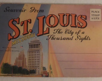 Könnte beinhalten: Eine Vintage-Postkarte mit Blick auf die Skyline von St. Louis, Missouri. Die Postkarte lautet "Souvenir aus St. Louis, Missouri, Die Stadt der tausend Sehenswürdigkeiten".