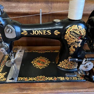 Antique Hand Crank Jones C.S. Family Sewing Machine - Early 1900&#39;s Hand Crank Sewing Machine - Antique Hand Crank Sewing Machine