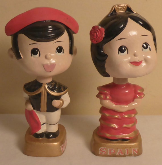 Vintage International Happy Kids Kissing Bobblehead Dolls