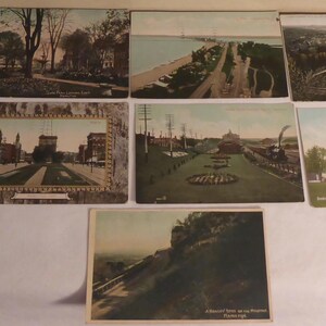 Può includere: Una collezione di cartoline vintage con varie viste panoramiche. Le cartoline raffigurano paesaggi, paesaggi urbani e monumenti architettonici, mostrando una gamma di immagini storiche. La tavolozza dei colori comprende toni tenui, tipici della fotografia dei primi del '900.