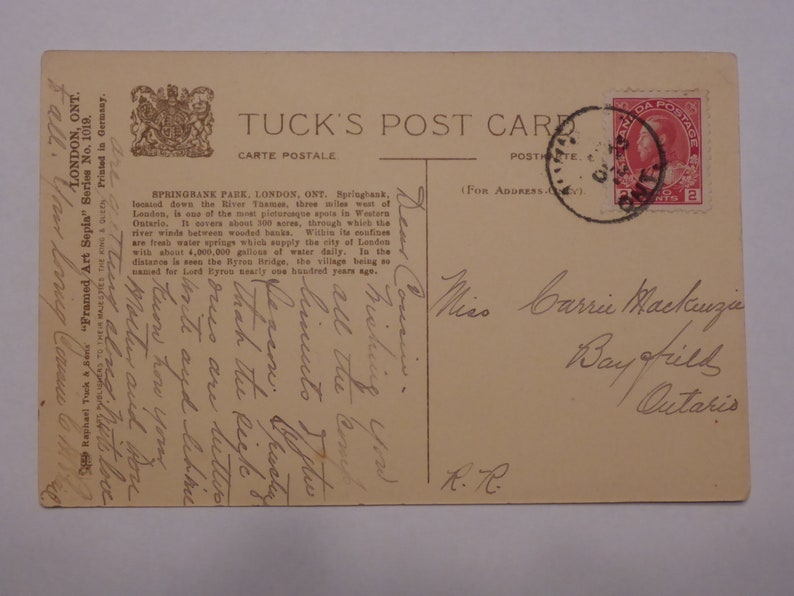 Pode incluir: Um cart&atilde;o postal vintage com uma fotografia a preto e branco de um parque com uma ponte e &aacute;rvores. O cart&atilde;o postal &eacute; endere&ccedil;ado &agrave; Srta. Carrie Maclauza em Bayfield, Ont&aacute;rio. O cart&atilde;o postal tem um selo canadiano de 2 c&ecirc;ntimos.