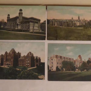 Può includere: Una collezione di dieci cartoline d'epoca con immagini in bianco e nero di un grande edificio con una torre centrale. L'edificio sembra essere una scuola o un'università. Le cartoline sono in buone condizioni con qualche segno di usura.
