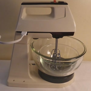 MCM Iona Selection II Stand Mixer & 2 Anchor Hocking Mixing Bowls - Vintage Iona Selection II Stand Mixer with 2 Mixing Bowls