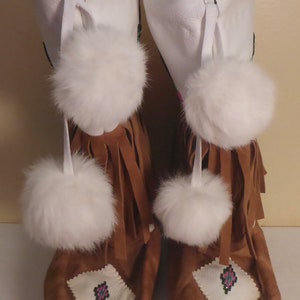 Authentic First Nations Moccasins in White Leather & Suede with Fringes - Aboriginal Beaded Moccasin Boots White Leather/Suede - Size 9