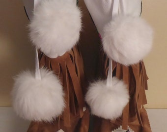 Authentic First Nations Moccasins in White Leather & Suede with Fringes - Aboriginal Beaded Moccasin Boots White Leather/Suede - Size 9