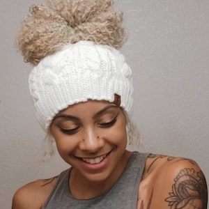 Elfenbein Messy Bun Mütze | Satin gefütterte Strickmütze für lockiges Haar