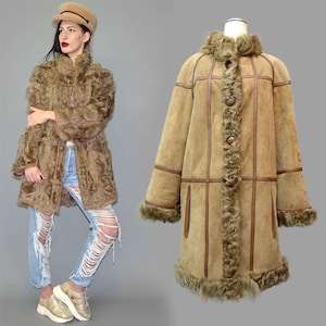 Könnte beinhalten: Ein brauner Kunstfellmantel mit Knopfleiste und passendem Hut. Der Mantel hat eine lange Länge und eine flauschige Textur. Der Mantel wird an einer Schaufensterpuppe und einer Person gezeigt. Der Mantel hat einen Vintage-Stil.