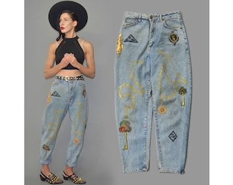 Vintage Ella Singh Designer Crest Gestickte Aufnäher Acid Washed Mom Jeans Hohe Taille Mandala Paperbag Baggy Hose Hose Kette Nieten M