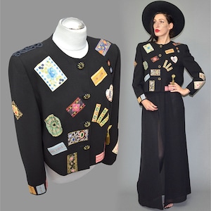 Vintage Dieter Gerhard Medaglia Bouillon Nappe Arazzo Rosette Ricamo Toppa Blazer da Sera Corto Giacca Bolero Militare Frange