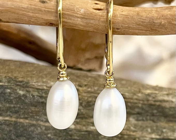 Pearls & Gold. Contemporary earrings. Designer earrings. Elegant earrings. Dangle earrings. Genuine pearls. Perfect gift. Artistic jewelry.
