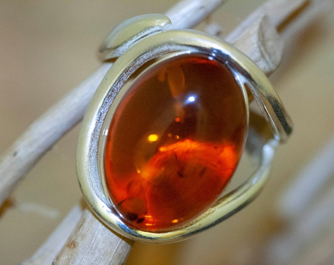 Baltic amber ring. Baltic amber & sterling silver. Unique ring. Statement ring. Contemporary ring. Gift for her. Elegant ring. Big ring.