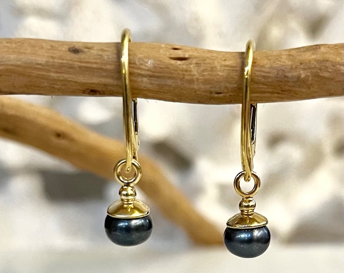 Pearls & Gold. Contemporary earrings. Designer earrings. Elegant earrings. Dangle earrings. Genuine pearls. Perfect gift. Artistic jewelry.