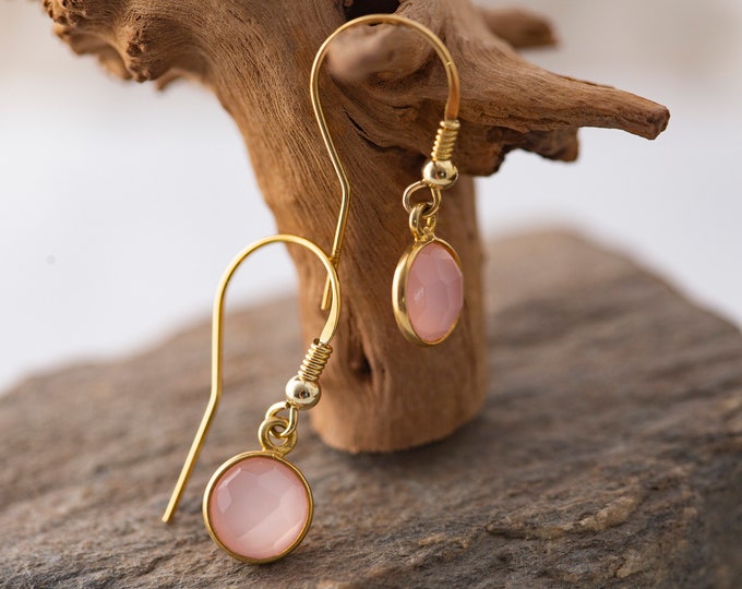 Rose Quartz & Gold. Rose Quartz earrings. Pink earrings. Round earrings. Dangle earrings. Ideal gift. Unique earrings. Dainty earrings.